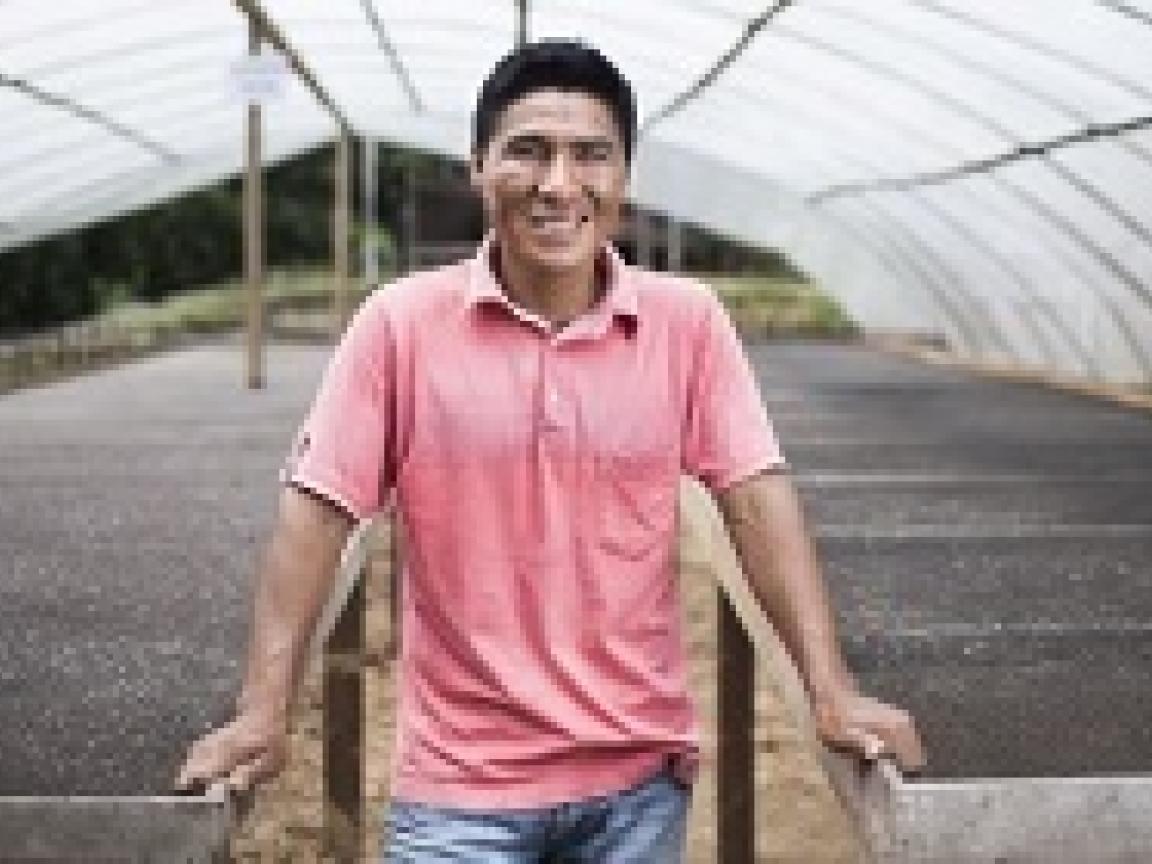 Ein Mann steht in der Mitte von zwei Reihen