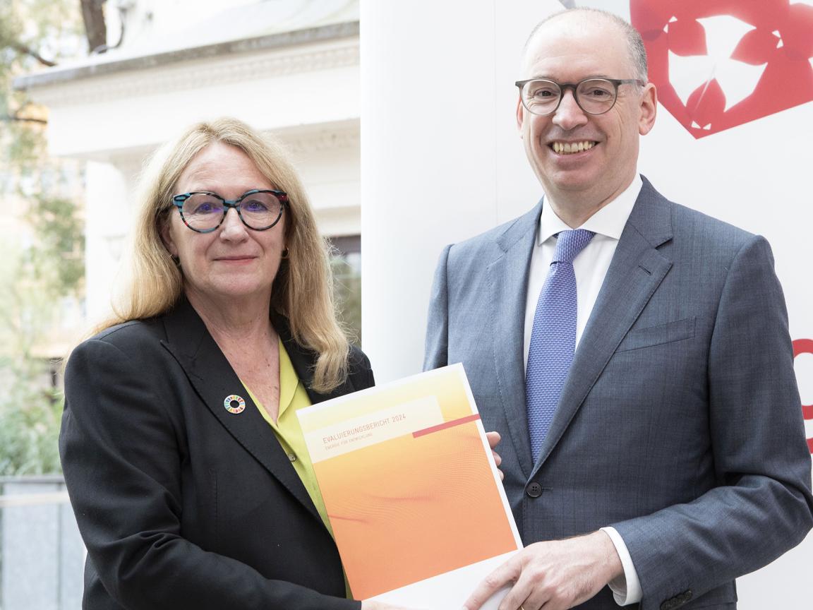 Two persons present a report. 