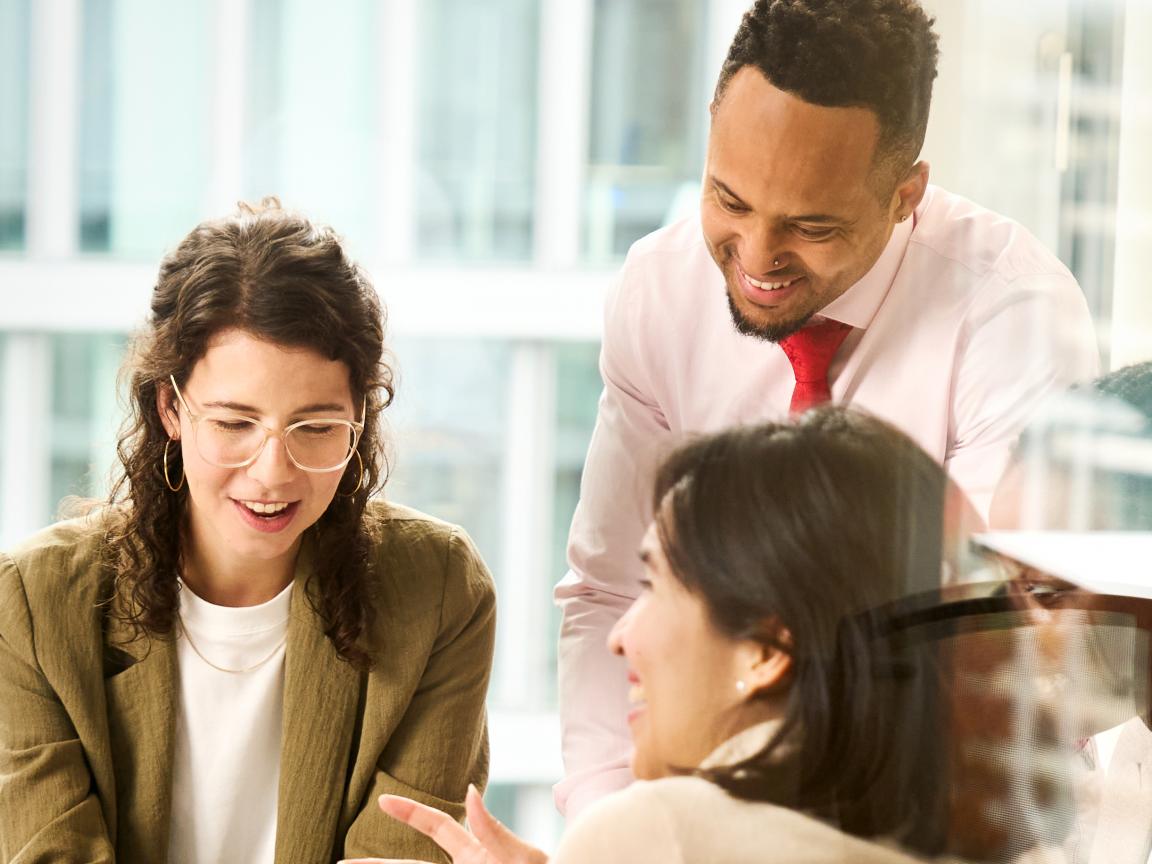 Mitarbeiter:innen der GIZ in einer Besprechung