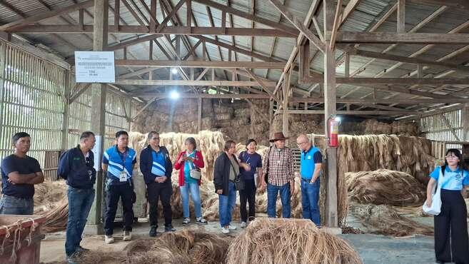 Eine Gruppe von Menschen in einer Scheune