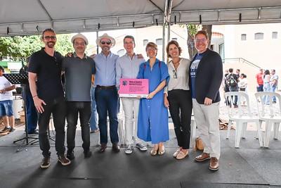 Gruppenfoto von Angehörigen der GIZ Brasilien, der Abteilung für die Strukturierung der städtischen und großstädtischen Entwicklung des Ministeriums für Städte, der Stadtverwaltung die die Bürgermeisterin von Uberaba auf dem städtischen Markt, zur Kamera gewandt.
