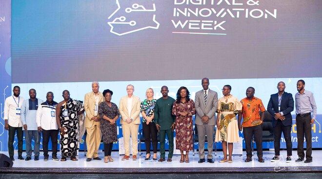 Gruppenbild von Menschen auf der Bühne der Ghana Digital and Innovation Week.