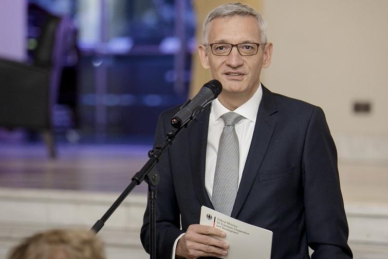 Mann spricht in ein Mikrofon