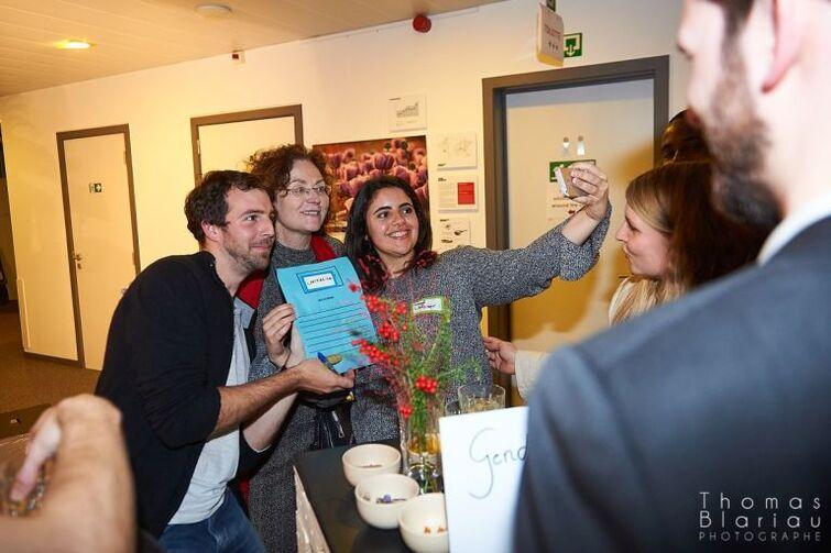 Drei Personen schießen ein Selfie