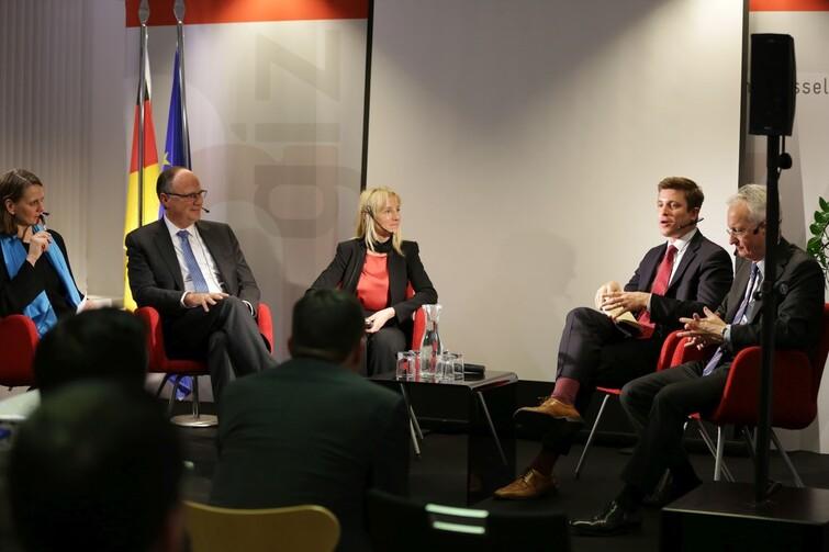 Personen sitzen in Stühlen in einen Halbkreis