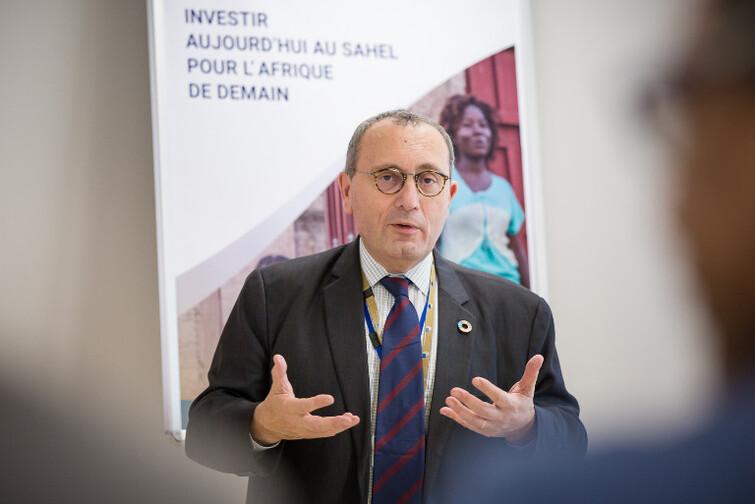 Ein Mann gestikuliert mit seinen Händen