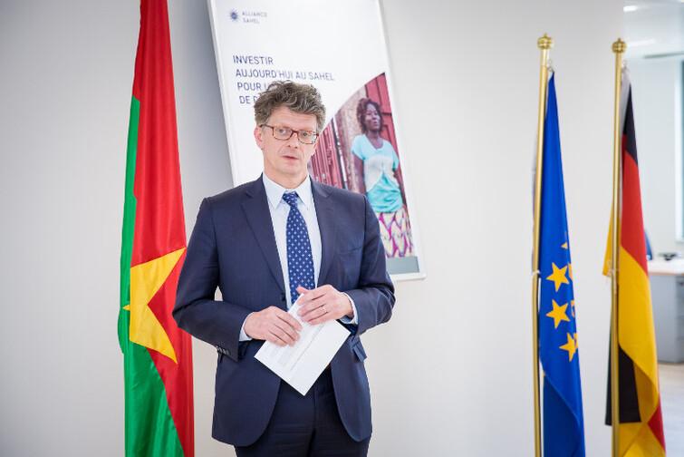 Ein Mann hält ein Papier in der Hand