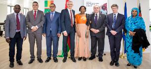 Viele Personen stehen nebeneinander