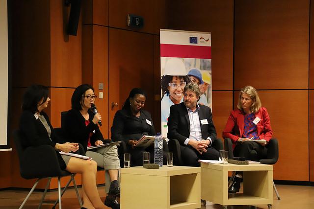 5 Personen sitzen auf Stühlen nebeneinander