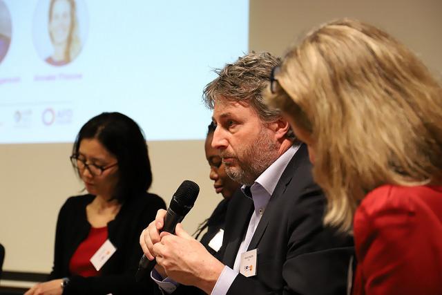 Ein Mann hält ein Mikrofon in der Hand