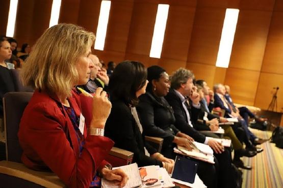 Viele Personen sitzen in einem Saal