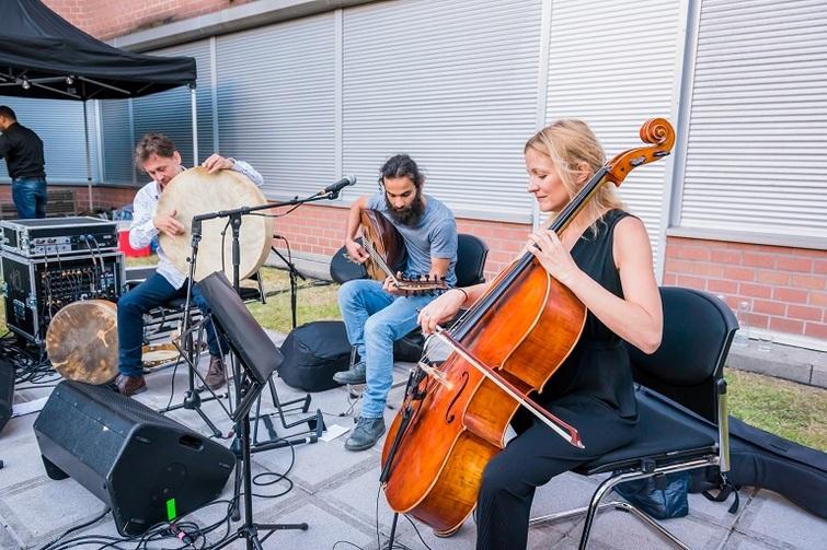 Eine Band steht auf einer Bühne