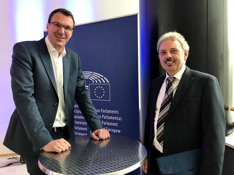 Zwei Männer schauen in die Kamera