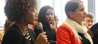 Frau hält ein Mikrofon