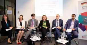 Personen sitzen nebeneinander