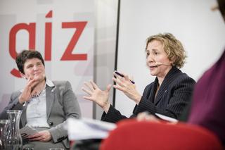 Zwei Frauen sitzen auf Stühlen nebeneinander