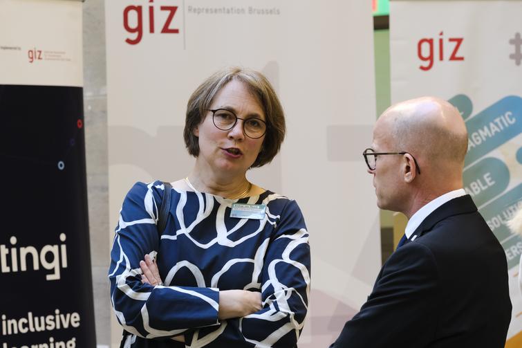 Eine Frau redet mit einem Mann