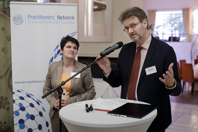 Mann spricht in ein Mikrofon