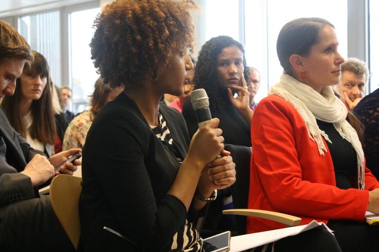 Frau hält ein Mikrofon