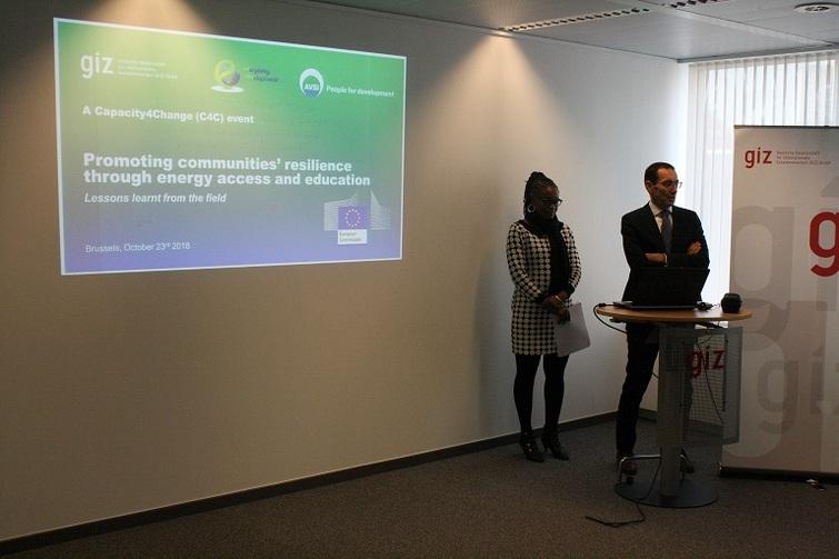 Zwei Personen stehe vor einer Präsentation