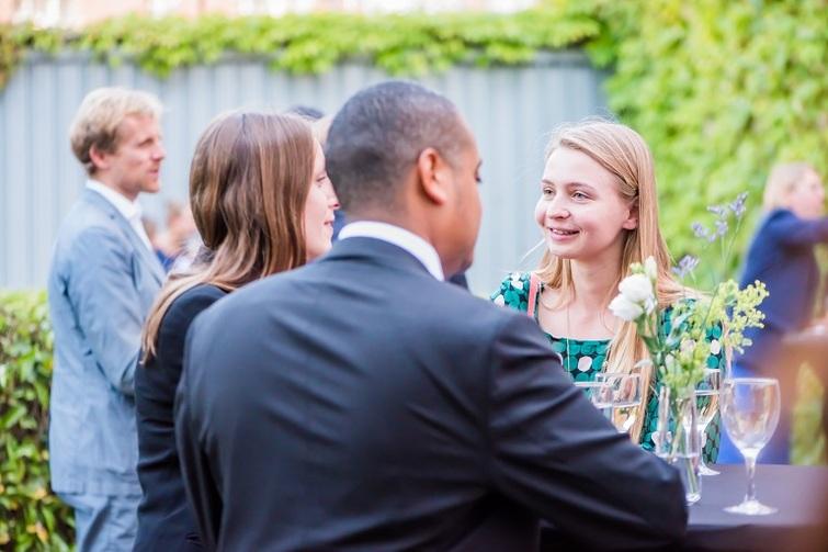 Personen stehen an einem Tisch