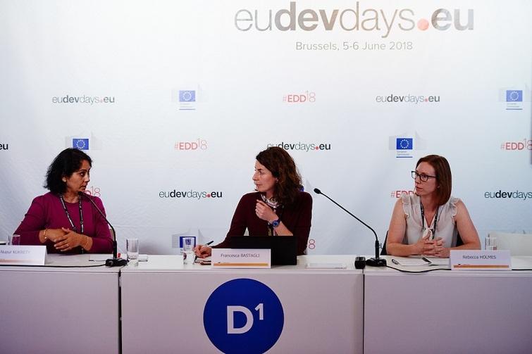 Drei Frauen sitzen nebeneinander an einem Tisch und unterhalten sich