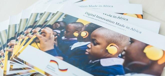 Viele Ausdrucke von "Digital Innovation Made in Africa" liegen aufeinander