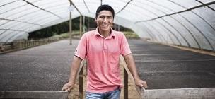 Ein Mann steht in der Mitte von zwei Reihen