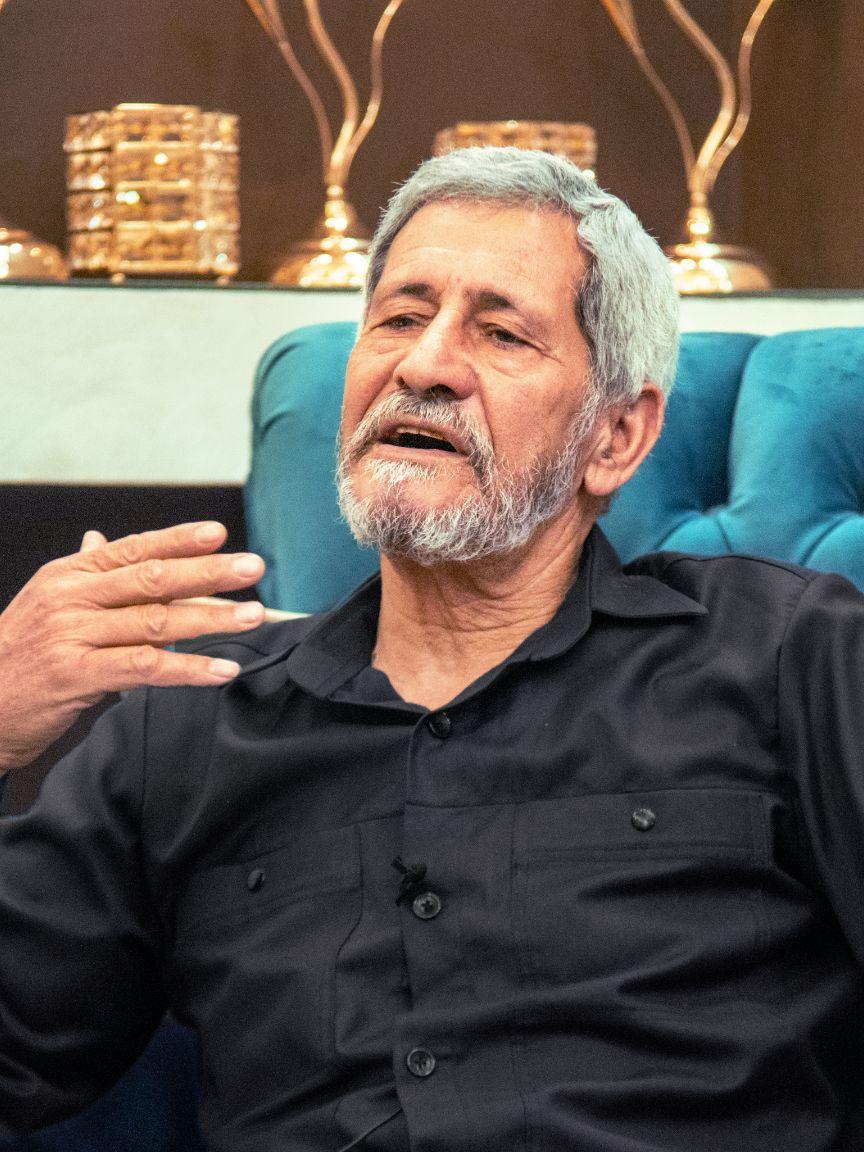 Mann mit Bart in Interviewsituation