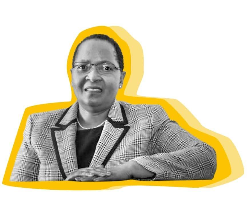 Schwarz-weiß-Porträt einer Frau in einem karierten Blazer, mit gelbem grafischem Hintergrund.