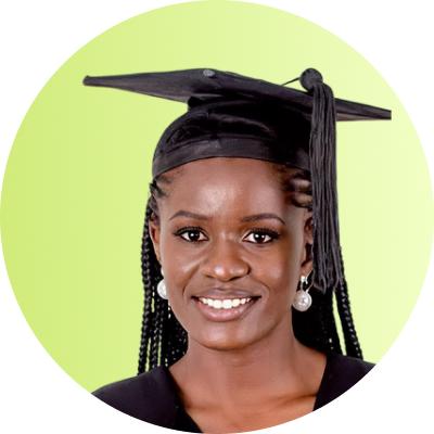 Porträt einer lächelnden Frau mit langen Zöpfen in einem schwarzen Abschlussgewand und Doktorhut vor einem hellgrünen Hintergrund.