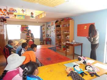 El alumnado y la maestra tratan el tema de la violencia contra las mujeres