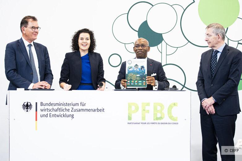 Quatre responsables politiques se tiennent derrière un pupitre après avoir signé une déclaration d’engagement concernant la protection des forêts d’Afrique centrale.