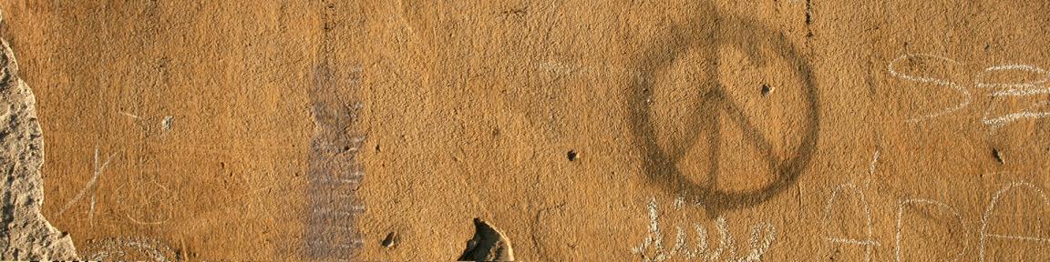 Знаки миру на стіні будинку.