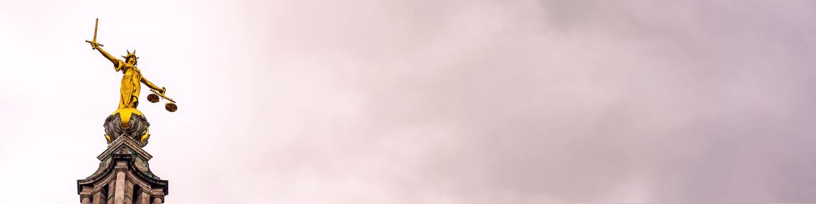 Goldene Statue von Justitia, der Göttin der Gerechtigkeit.