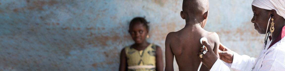 Eine Ärztin untersucht ein Kind.