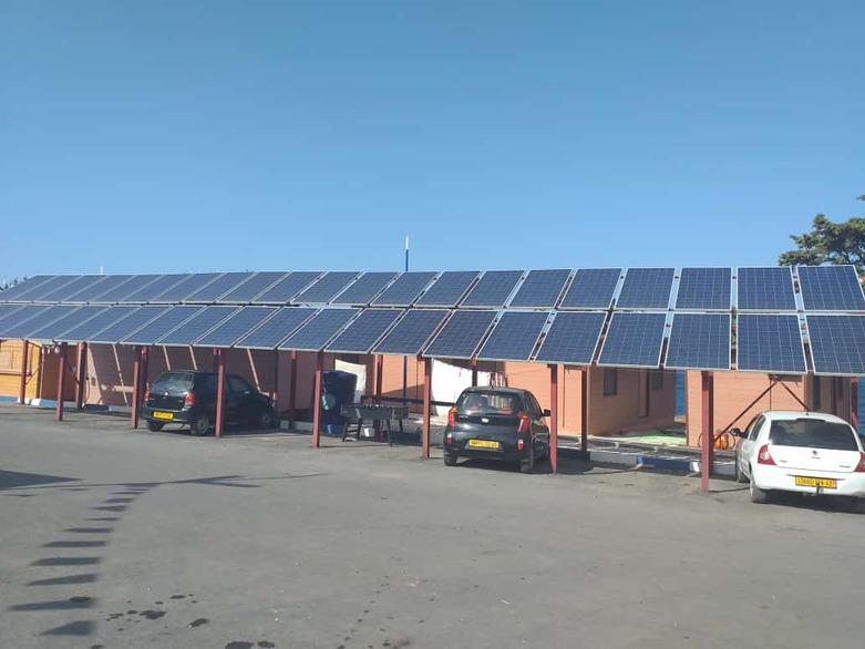 Panneaux Saloar sur un champ