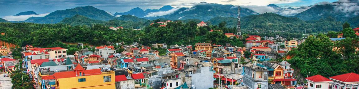Blick auf eine Siedlung mit bunten Häusern.