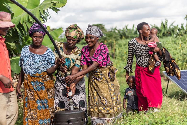 Un groupe de femmes utilise un système d’irrigation à énergie solaire.