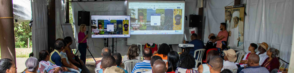 Menschen verschiedener Nationalitäten besprechen sich an einem Tisch.