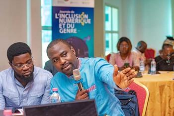 Ein Mann mit Mikrofon erklärt einem anderen Mann etwas bei einem Austauschformat zu nutzerorientierten Verwaltungsdienstleistungen. Copyright: GIZ