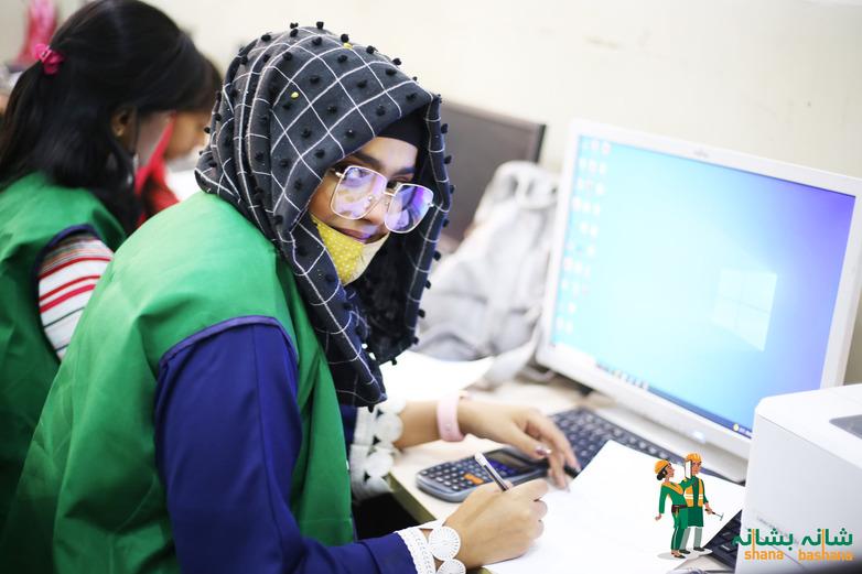 Vocational school graduates learn in front of computers.