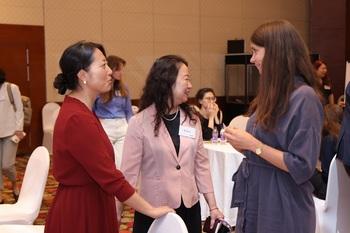 Drei Frauen unterhalten sich beim IKI Networking Workshop 2024.