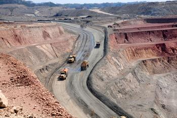Transporter fahren durch ein Gebiet, in dem Rohstoffe abgebaut werden. Copyright: GIZ