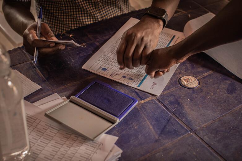 Une personne signe avec son empreinte digitale. Copyright: GIZ / Raissa Karama