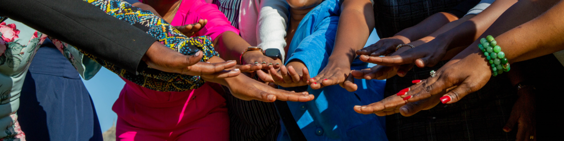 Eine Gemeinschaft von Menschen, die sich an den Händen halten.