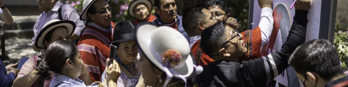 La gente escribe en las vallas publicitarias.