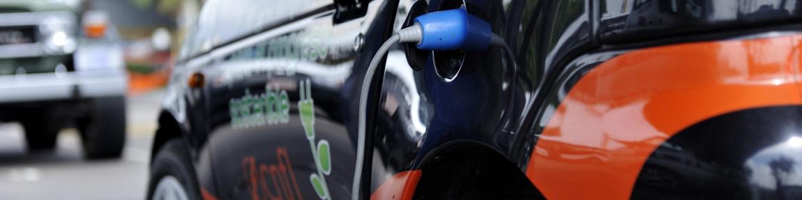 Ein Elektroauto wird mit Strom betankt.