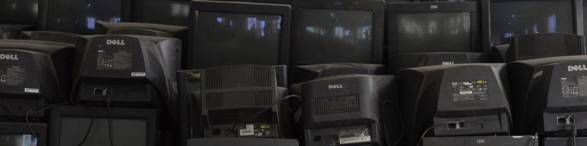 Vieux téléviseurs empilés les uns sur les autres. © GIZ / Dirk Ostermeier