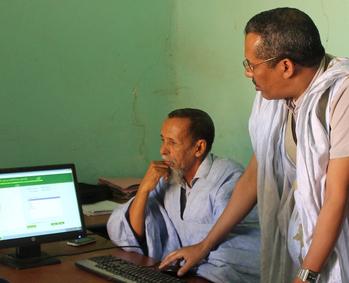 Die Bürgermeisterin von Moudjeria am Brunnen zur Feldbewässerung – Wasserver-sorgung zählt zu den Dienstleistungen, die durch die Gemeinden erbracht werden.